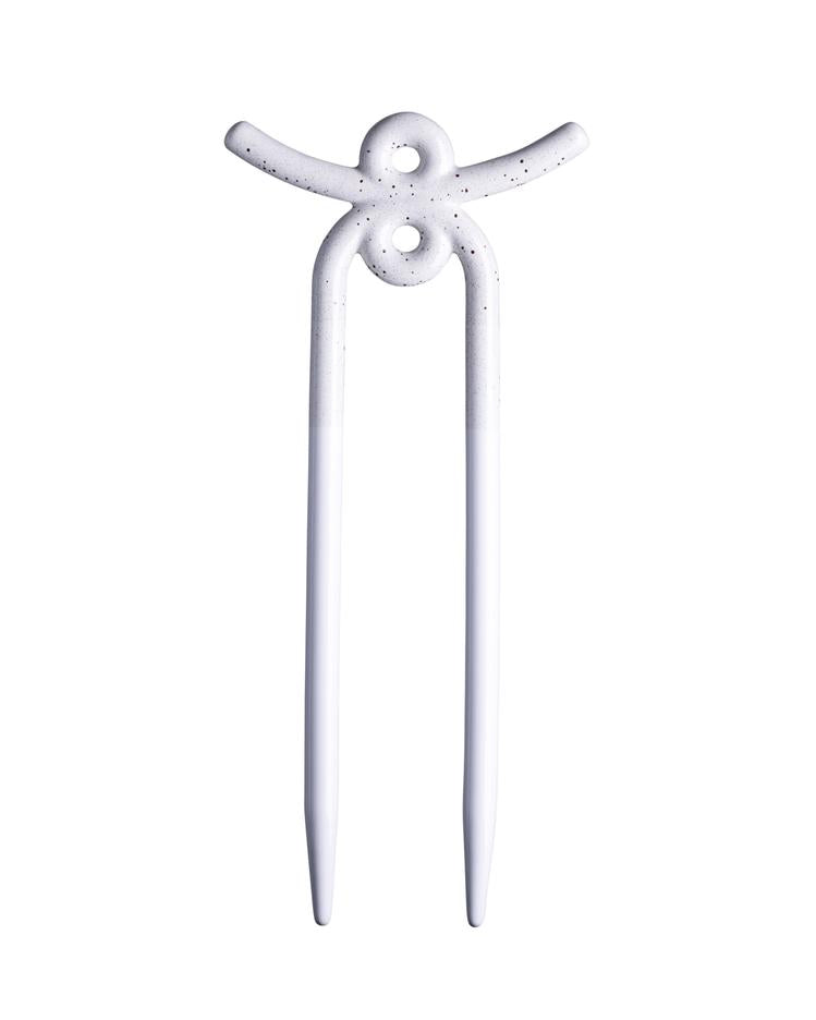 YUMA Plant Stake 29 cm Pebble White – Skulpturell støttepinne i keramikk for potteplanter | Bergs Potter