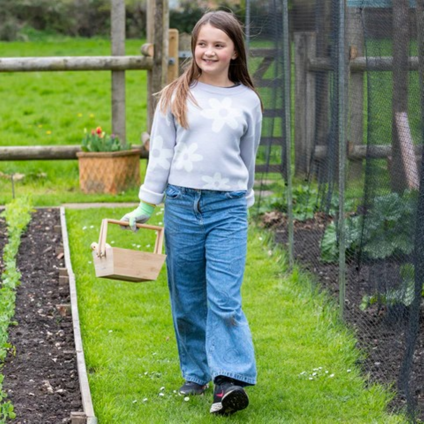 Barn som bærer hagekurv i bambus fra RHS Growing Gardeners – perfekt til høsting, blomster og hageredskaper.
