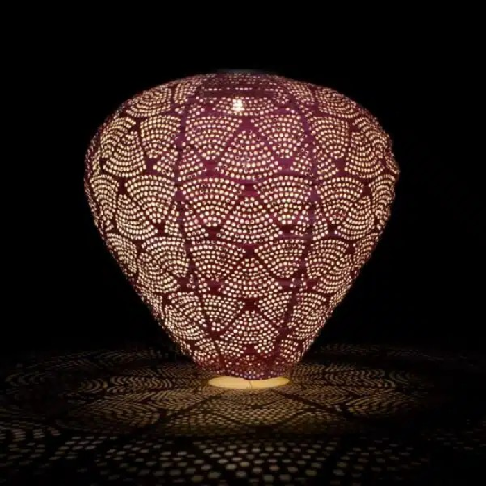 Vakker solcellelampe fra Lightstyle London til dekorasjon og belysning i hagen. Lampen er ballongformet i fargen burgunder.