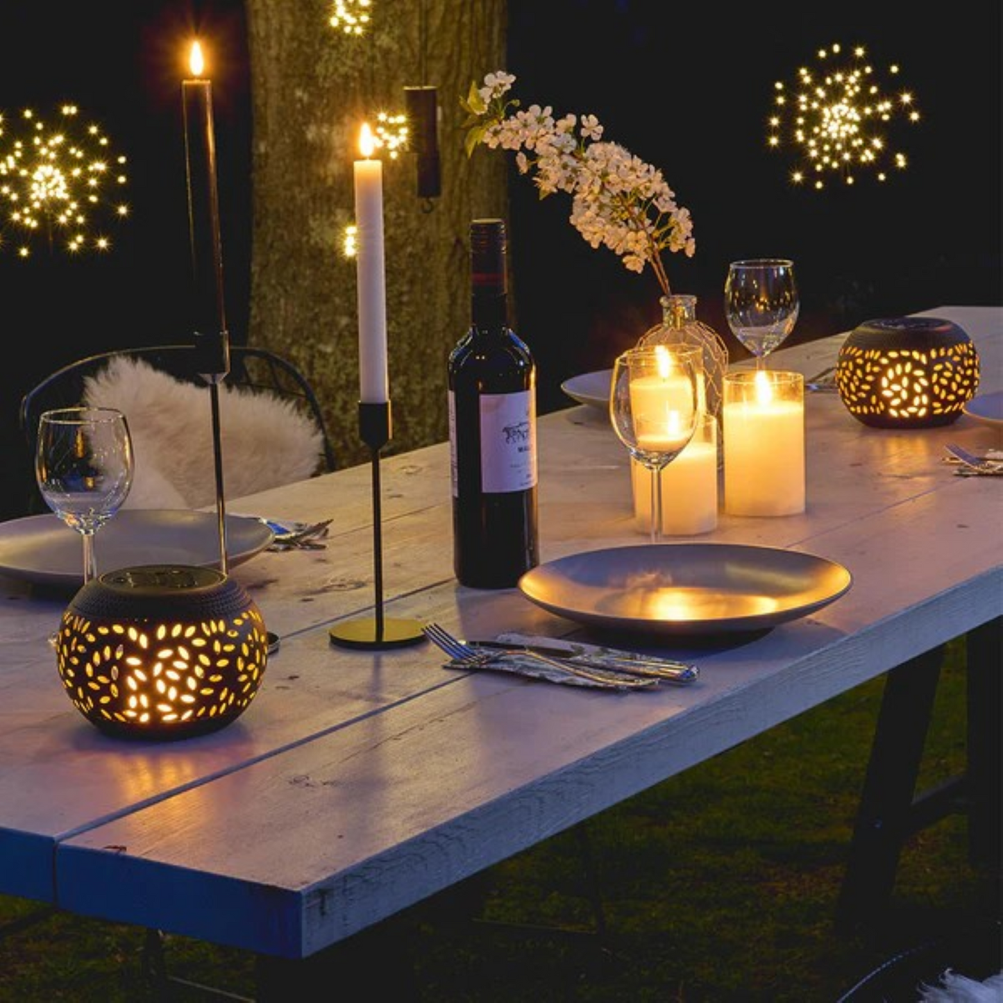 Solcelledrevet metalllanterne med flammelignende LED-lys, perfekt for stemningsfull belysning i hage eller på terrasse.