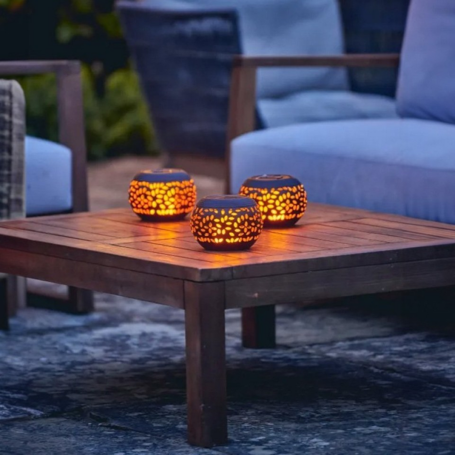 Solcelledrevet metalllanterne med flammelignende LED-lys, perfekt for stemningsfull belysning i hage eller på terrasse.