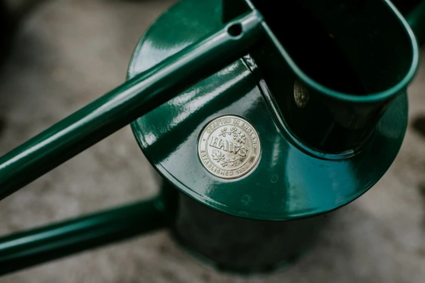 Haws - The Warley Fall Green vannkanne i pulverlakkert stål med messingrose og lang tut – 4,5 liter, ideell for ampler og hageplanter
