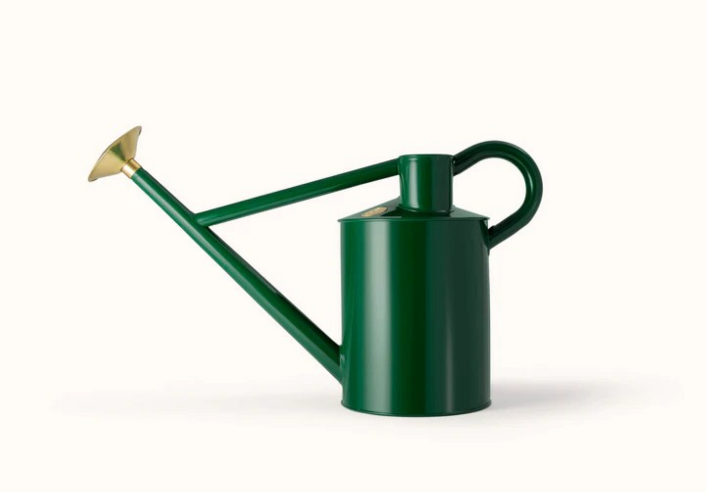 Grønn metallvannkanne i klassisk design med lang tut og grov dusjrose, perfekt for utendørs vanning av blomster og planter.