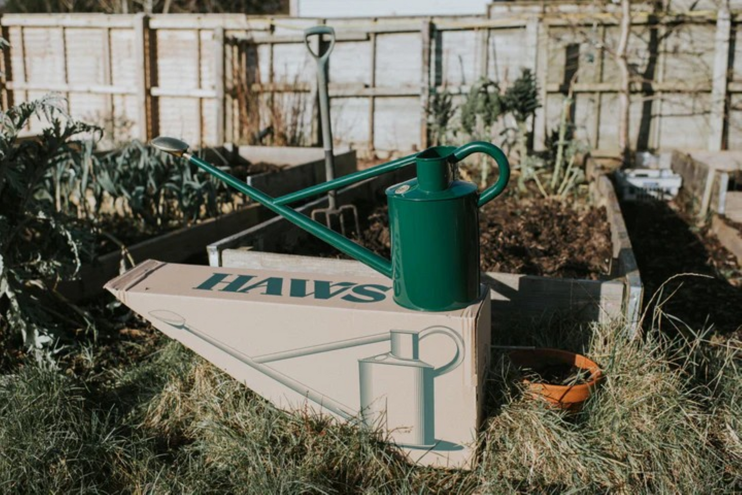 Haws - The Warley Fall Green vannkanne i pulverlakkert stål med messingrose og lang tut – 4,5 liter, ideell for ampler og hageplanter