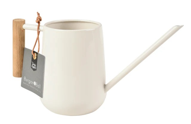 Elegant vannkanne i kremhvit farge fra Burgon & Ball, perfekt for presis vanning av innendørs planter med komfortabelt bøketre-håndtak og holdbar design. 0,7 Liter.