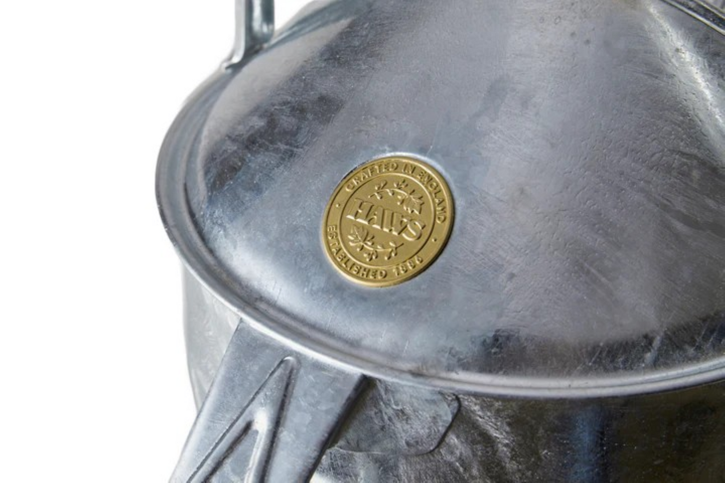 Klassisk galvanisert vannkanne på 4,5 L med ergonomiske håndtak, grov sprederose og tidløst design. Håndlaget kvalitet med 10 års garanti.