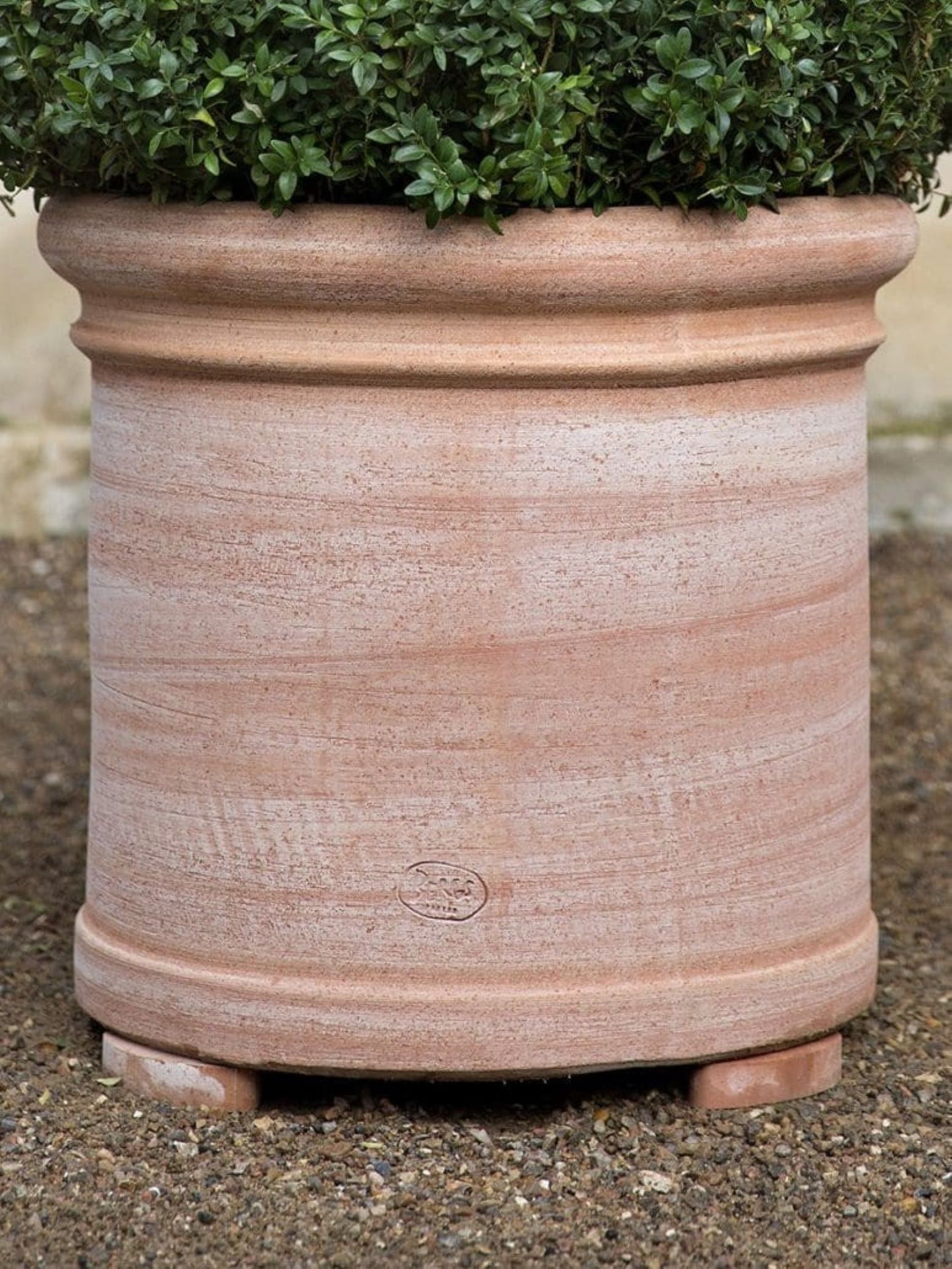 Raw Triangle krukkeføtter 9 cm brukt under stor terrakottakrukke for bedre drenering og stabilitet