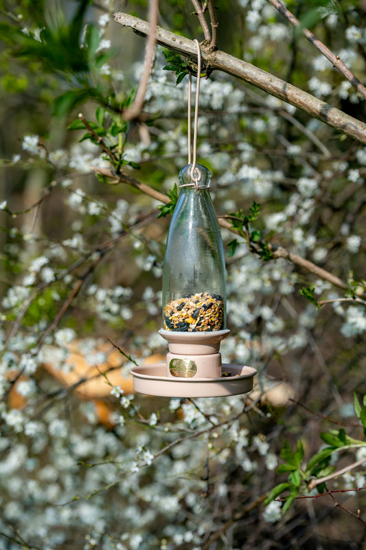 Stilren fuglemater i dus rosa og glass – hengende i hage