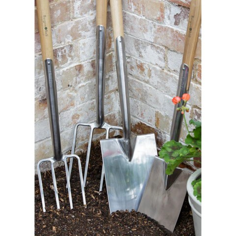 RHS-godkjent bedspade fra Burgon & Ball – hagespade i rustfritt stål med FSC-skaft og bred fotstøtte, ideell for presisjonsarbeid i bed