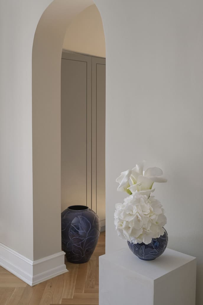 Florita vase fra Bergs Potter med hvite blomster i håndglasert keramikk