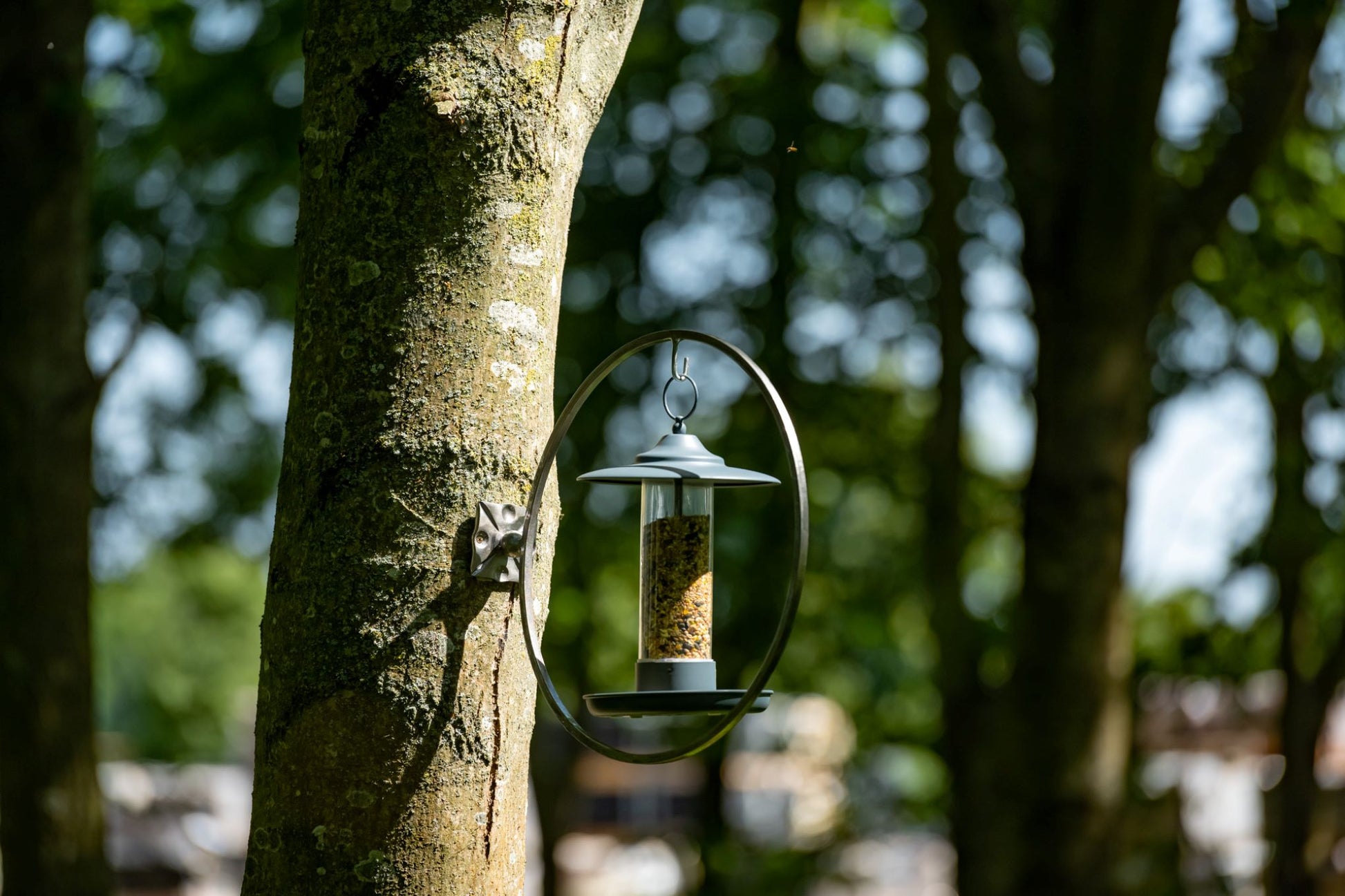 Flott mørkblå fuglemater til hagen med unikt design og unik farge