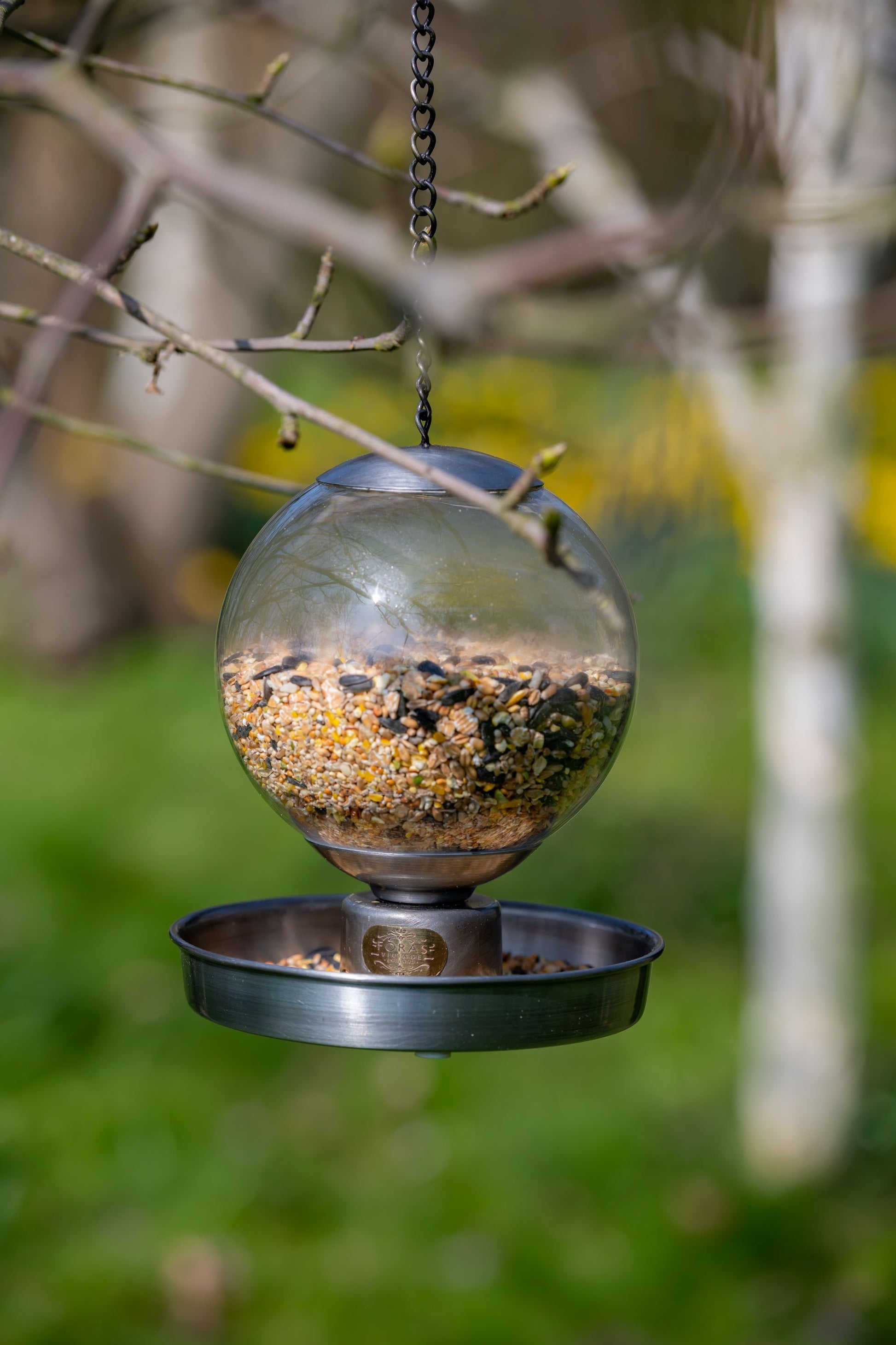Flott sølvfarget fuglemater til hage, gårdsplass eller terrasse. 