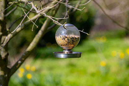 Flott sølvfarget fuglemater til hage, gårdsplass eller terrasse. 