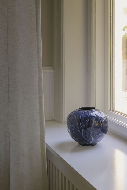 Florita vase fra Bergs Potter i blå glasur på vinduskarm