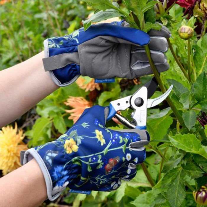 Burgon & Ball hagehansker for dame i British Meadow-design med blomster og sommerfugler på mørk blå bakgrunn.