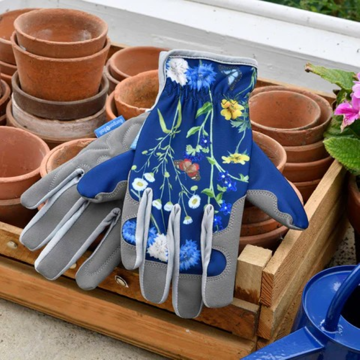 Burgon & Ball hagehansker for dame i British Meadow-design med blomster og sommerfugler på mørk blå bakgrunn.