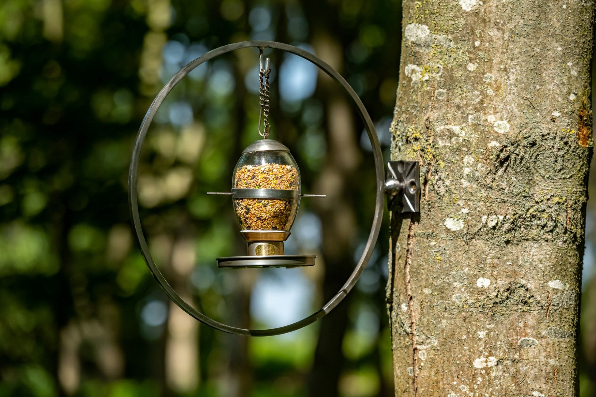 Hazel fuglemater er en nydelig fuglemater laget med sølvgrå patina og elegant håndblåst glass.