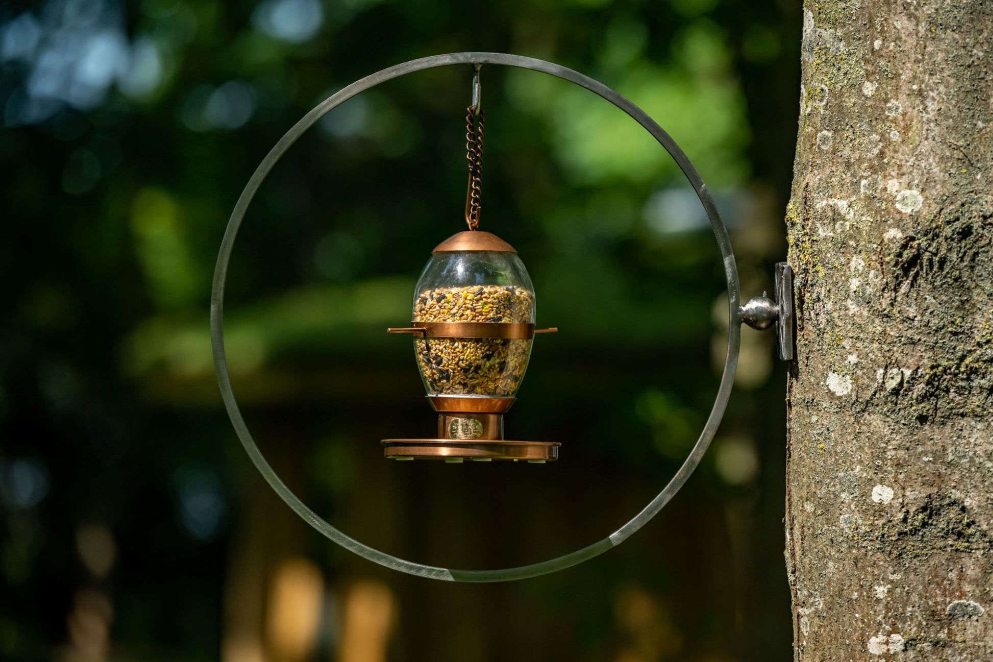 Hazel fuglemater er en nydelig fuglemater laget med kobber patina og elegant håndblåst glass.