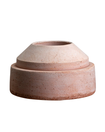 Lysestake fra Bergs Potter i terrakotta. Kan bruker til både telys og kronelys.