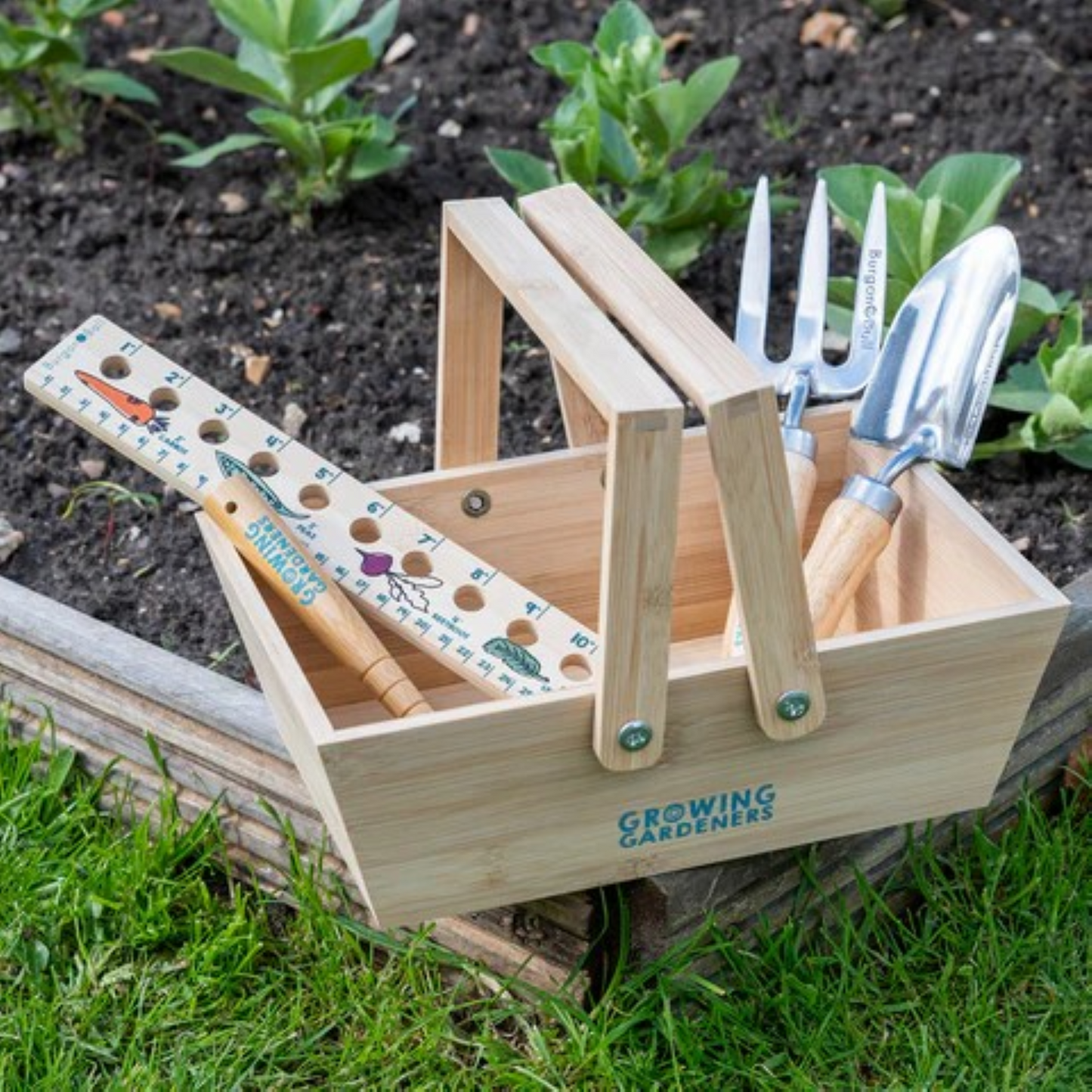 Barn som bærer hagekurv i bambus fra RHS Growing Gardeners – perfekt til høsting, blomster og hageredskaper.
