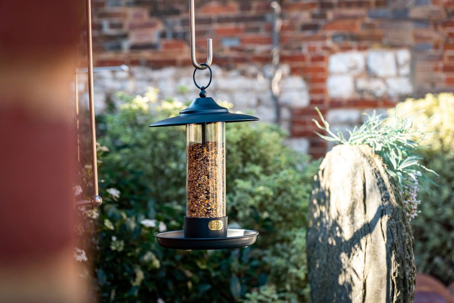 Flott mørkblå fuglemater til hagen med unikt design og unik farge