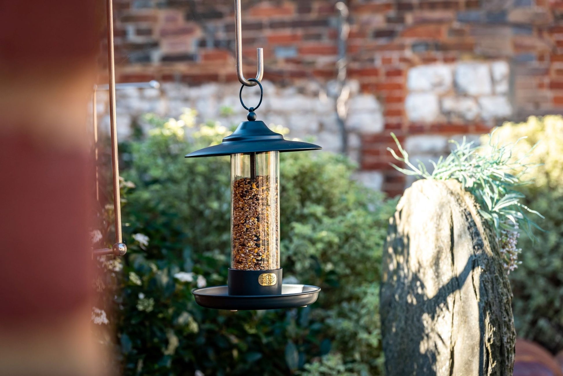 Flott mørkblå fuglemater til hagen med unikt design og unik farge