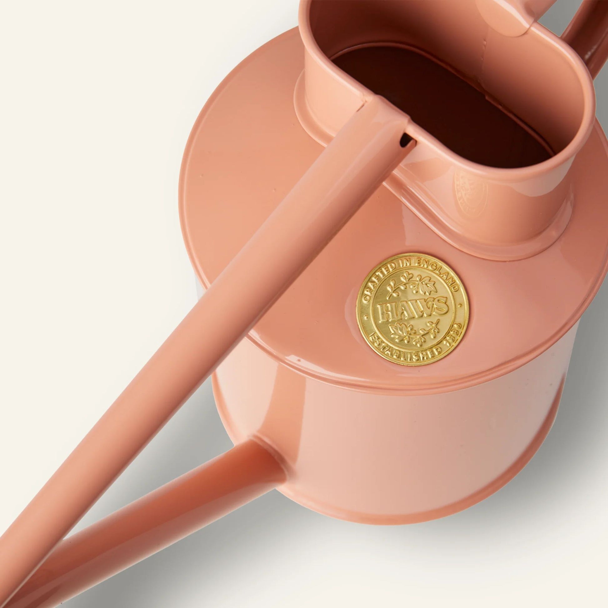 Sideprofil av Rowley Ripple 1 L Pink Clay vannkanne i pulverlakkert galvanisert stål