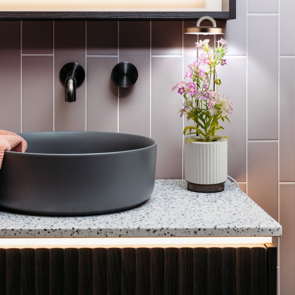 Click & Grow Hydrovase – stilren selvvanningspotte med integrert vekstlys, for innendørs dyrking. Tilgjengelig i grå eller hvit.