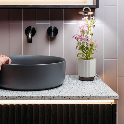 Click & Grow Hydrovase – stilren selvvanningspotte med integrert vekstlys, for innendørs dyrking. Tilgjengelig i grå eller hvit.