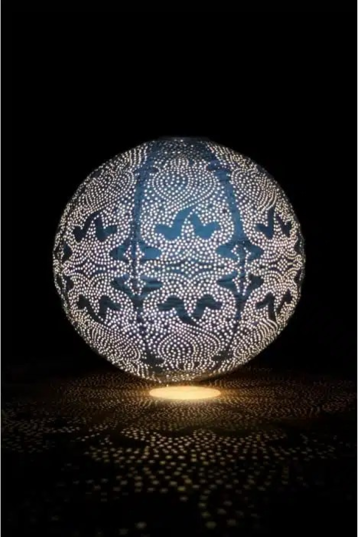 runde blå solcellelanterner med varmt lys til utendørs bruk i hage og uteplass