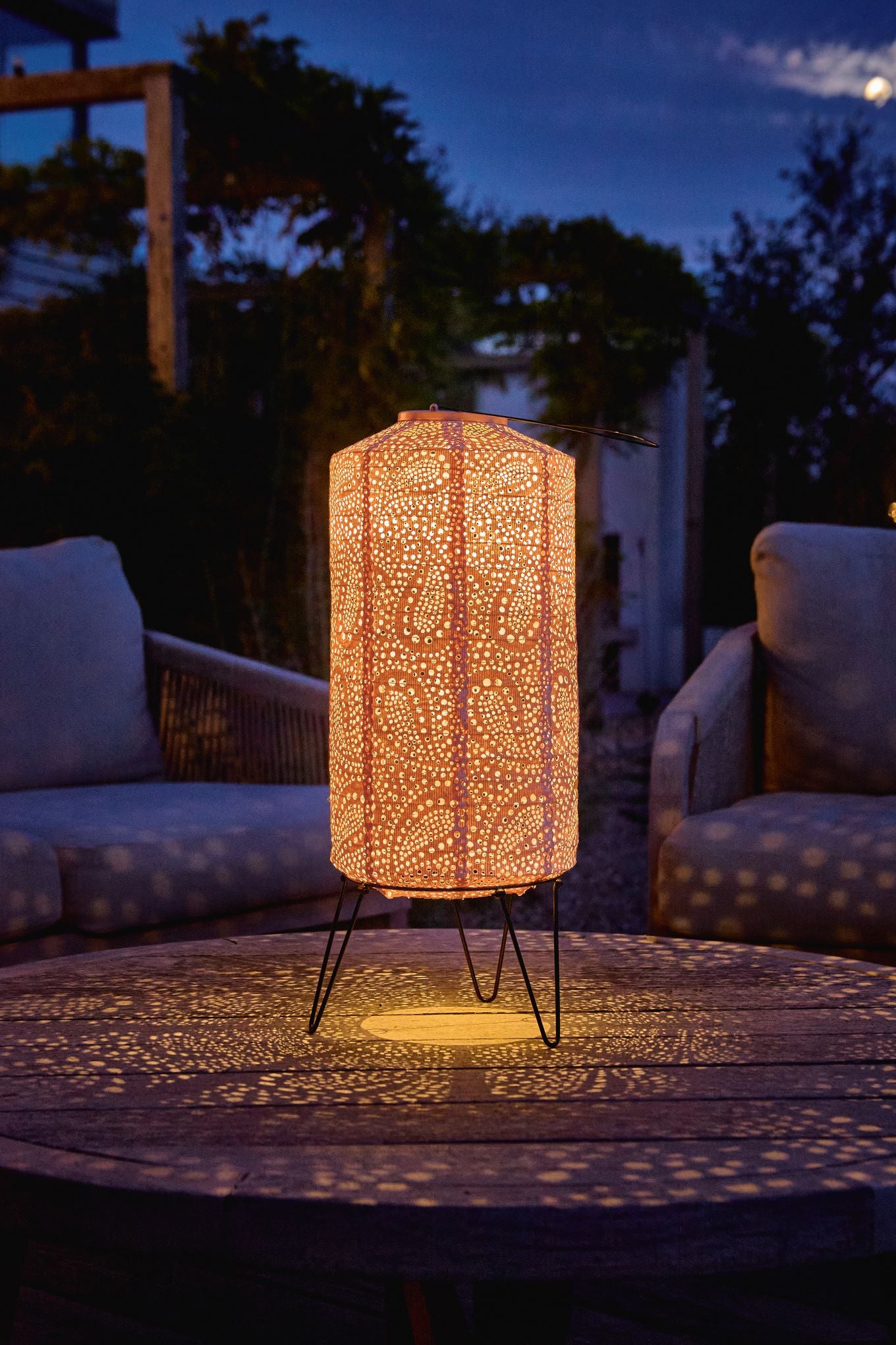 solcellelampe i rosa sylinderform til hagebelysning