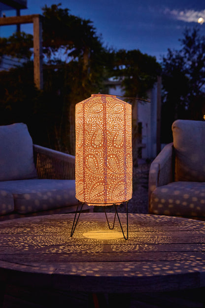 solcellelampe i rosa sylinderform til hagebelysning