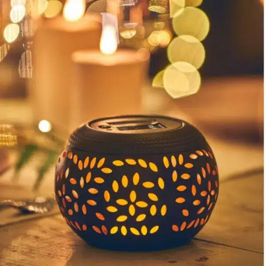 Solcelledrevet metalllanterne med flammelignende LED-lys, perfekt for stemningsfull belysning i hage eller på terrasse.