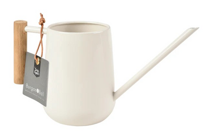 Elegant vannkanne i kremhvit farge fra Burgon & Ball, perfekt for presis vanning av innendørs planter med komfortabelt bøketre-håndtak og holdbar design. 0,7 Liter. 