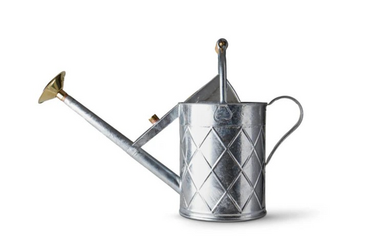 Klassisk galvanisert vannkanne på 4,5 L med ergonomiske håndtak, grov sprederose og tidløst design. Håndlaget kvalitet med 10 års garanti.