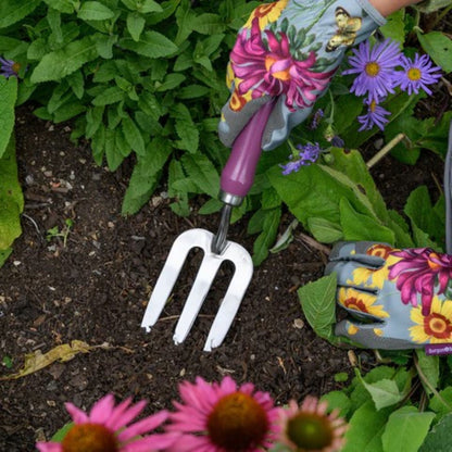 Håndspade og gaffel brukt til planting i hagen