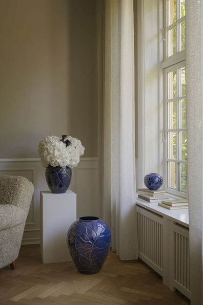 Florita stor vase fra Bergs Potter brukt som skulpturelt element i moderne interiør