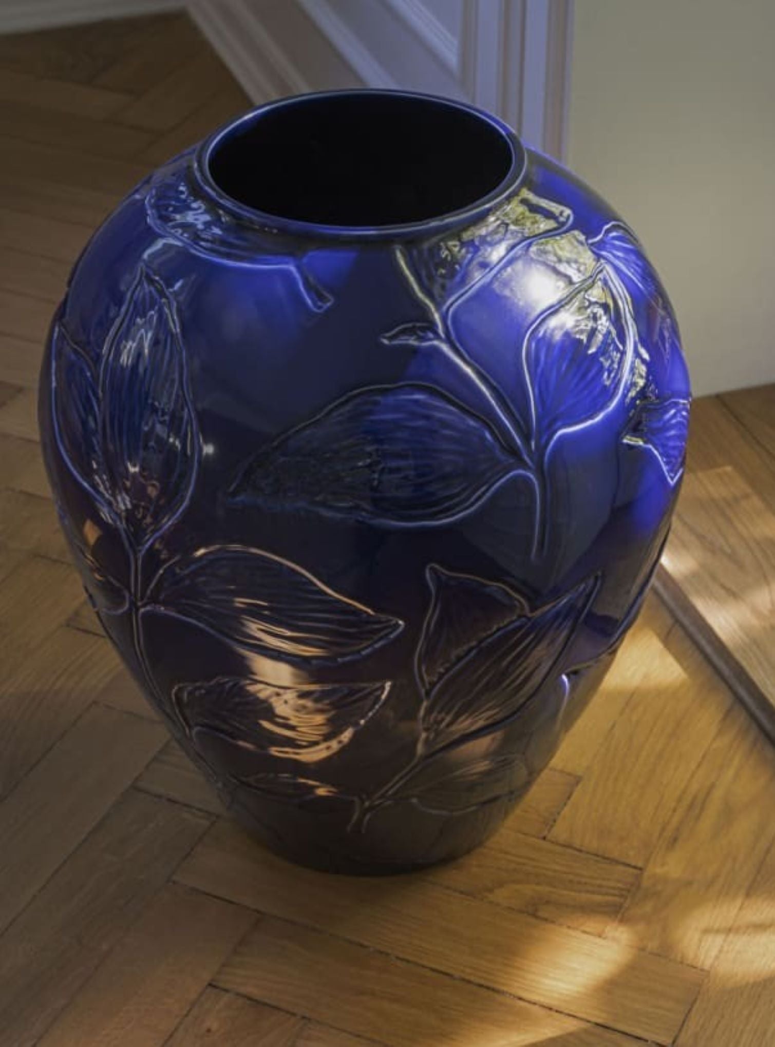 Bergs Potter Florita stor vase 45 cm – skulpturell keramikkvase med relieffmønster