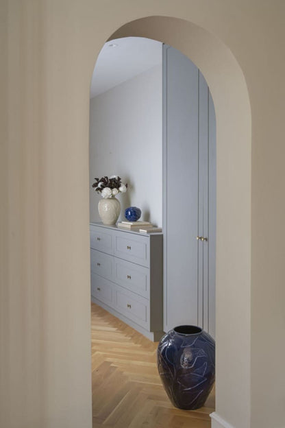 Detalj av relieffmønster og håndglasert overflate på Bergs Potter Florita vase