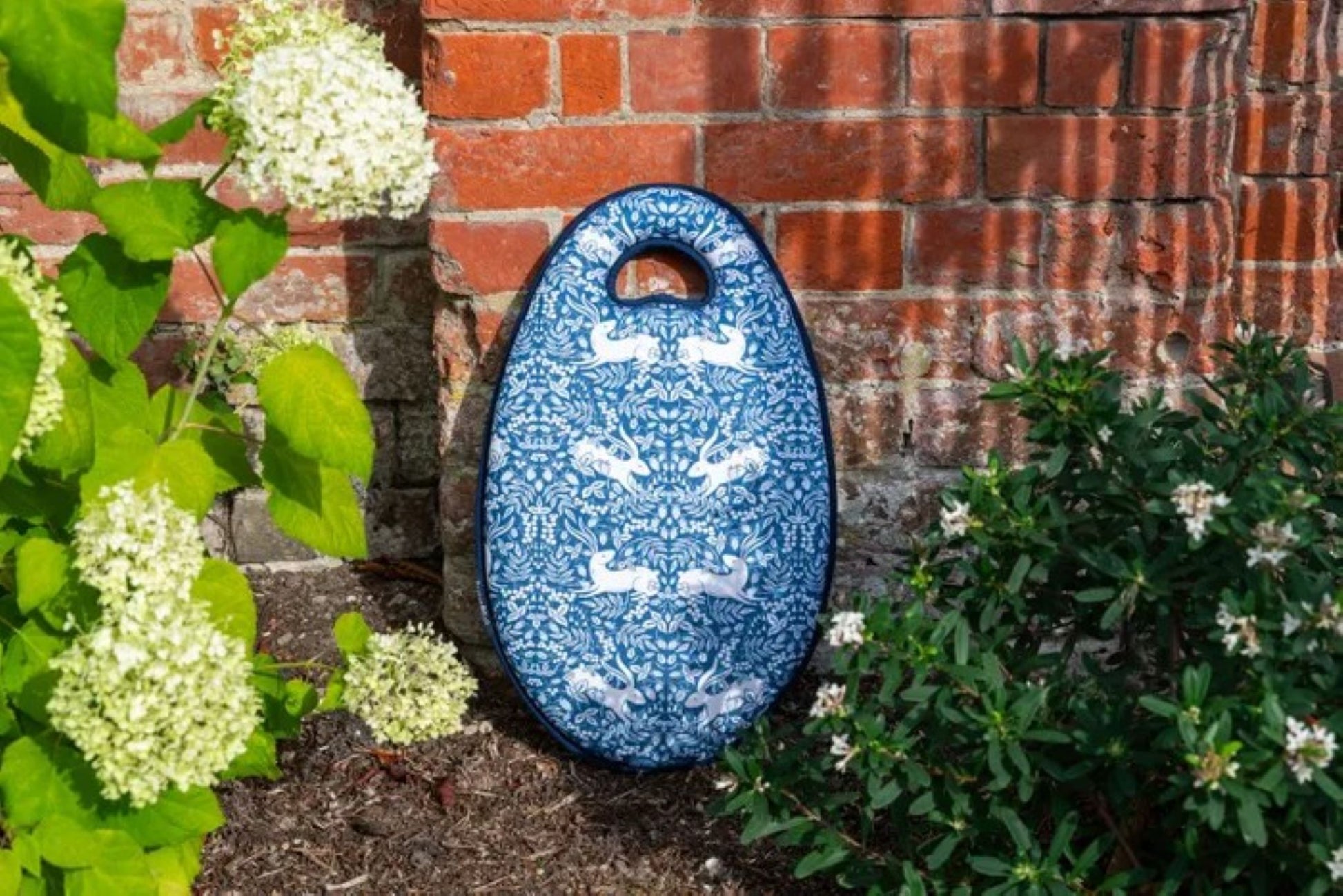 Burgon & Ball knepute i Bunnies & Berries Limited Edition i blått og hvitt