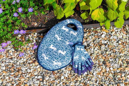 Burgon & Ballsett av hagehansker og knepute i Bunnies & Berries Limited Edition i blått og hvitt