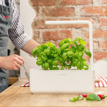 Click & Grow Smart Garden 3 i hvit som innendørs kjøkkenhage med friske urter og grønnsaker – automatisert plantedyrker for hjemmet.