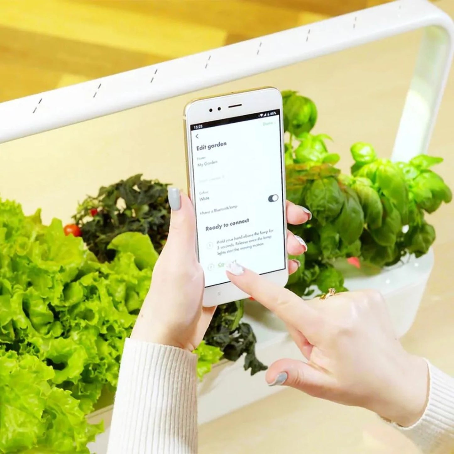 Smart Garden 9 Pro app-styrt innendørs kjøkkenhage – styr lys, vann og vekst direkte fra mobilen med Click & Grow-appen.