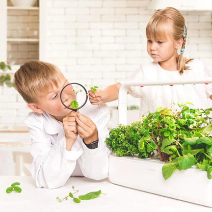 Click & Grow Smart Garden 9 Pro i hvit plassert i innendørs kjøkkenhage – app-styrt plantedyrker for urter og grønnsaker året rundt.