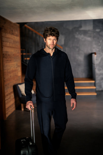Mann i After Garden loungegenser på reise – komfortabel hoodie som passer både på tur og til avslapning.
