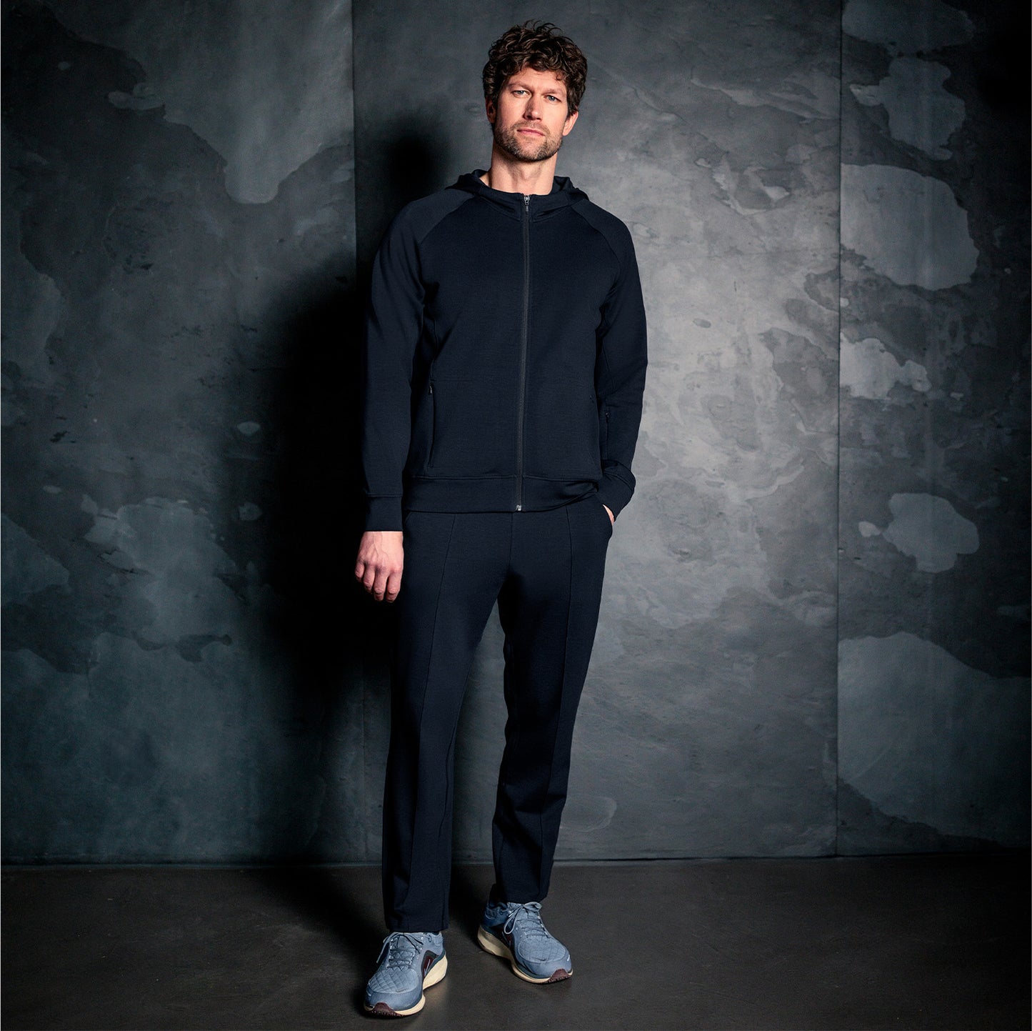 Herre iført After Garden loungegenser med glidelås – komfortabel hoodie til avslapning hjemme, på hytta eller etter en dag ute.