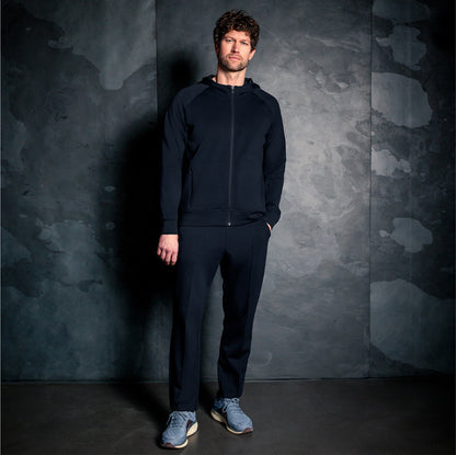 Herre iført After Garden loungegenser med glidelås – komfortabel hoodie til avslapning hjemme, på hytta eller etter en dag ute.