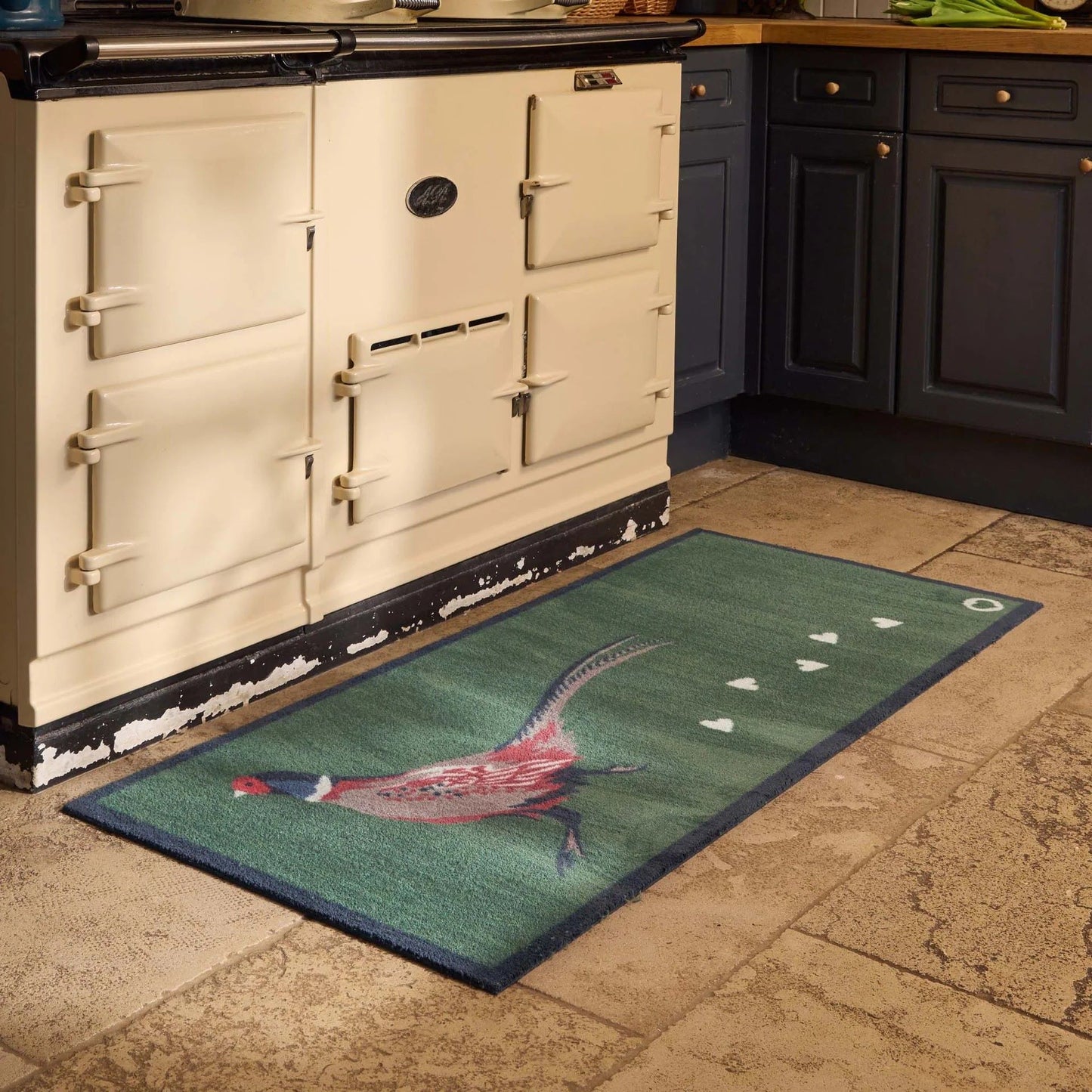 Detaljbilde av Hug Rug Pheasant Green med vevd fasanmotiv på grønn bakgrunn