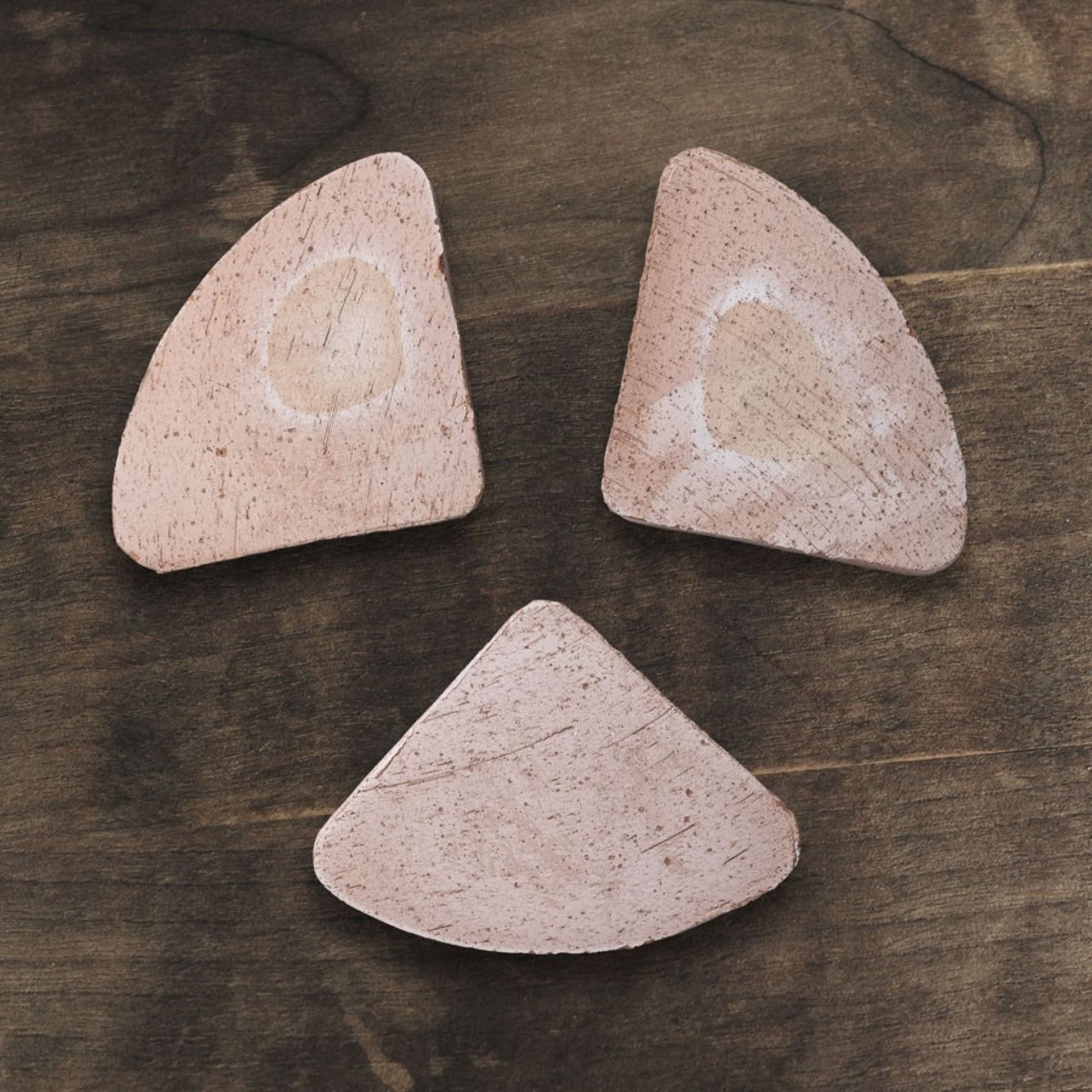 Detalj av Raw Triangle krukkefot i stor størrelse 9 x 11,5 cm med trekantform og rå overflate