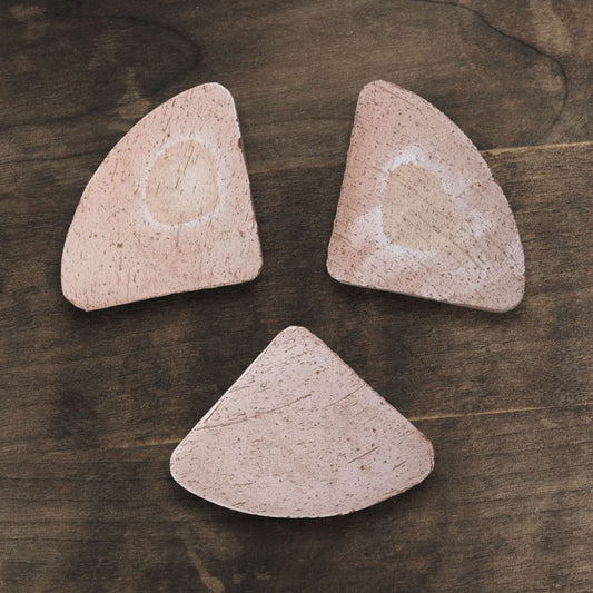 Detalj av Raw Triangle krukkefot i stor størrelse 9 x 11,5 cm med trekantform og rå overflate